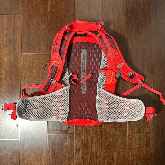 Gregory Maya 16 Backpack Red Women’s Hiking Daypack Hydration Ready - Picture 4 of 9